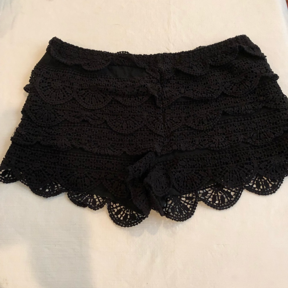 Girls XL black scalloped pattern shorts.